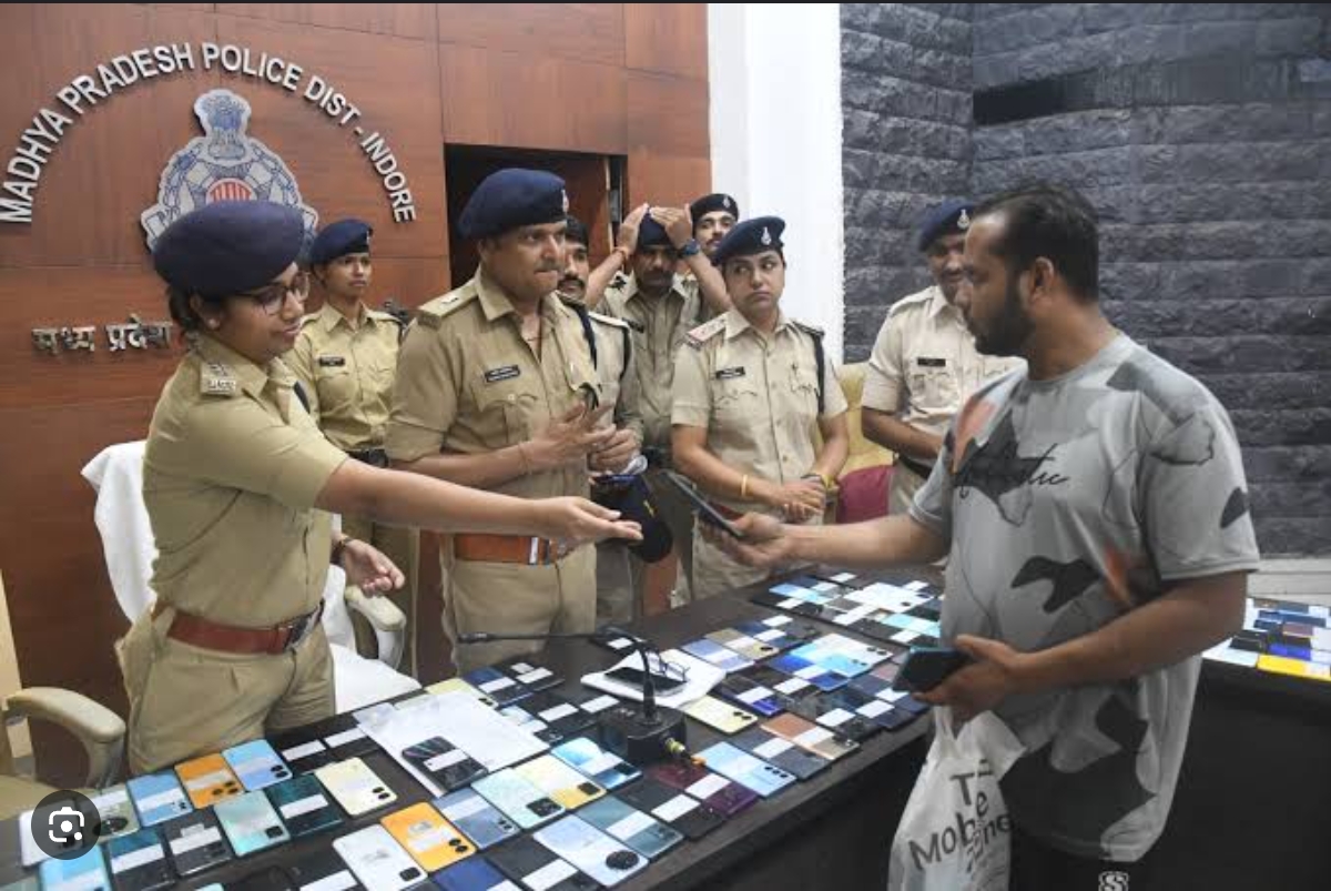 इंदौर पुलिस ने 262 लोगों को लौटाए खोए हुए मोबाइल फोन, 50 लाख के आसपास कीमत।